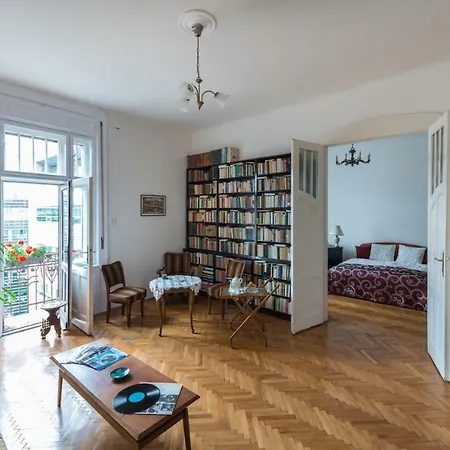 A Spacious And Quiet With Two Bedrooms *